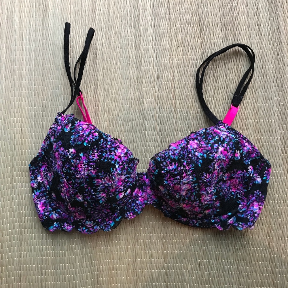 PINK Victoria’s Secret lightly lined bra 32D
